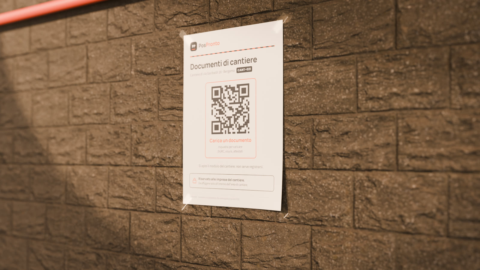 Foglio A4 con il QR di PosPronto per caricare i documenti, attaccato con lo scotch al muro all'interno di un cantiere